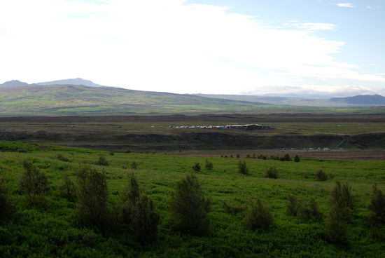 volle Parkplätze am Gullfoss auf der westlichen Seite im Tele sichtbar