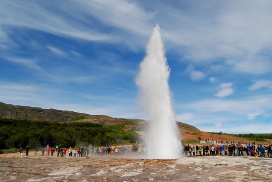 am Strokkur mit viiielen Touristen