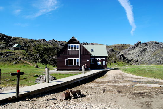an der Hütte des Wandervereins vorbei