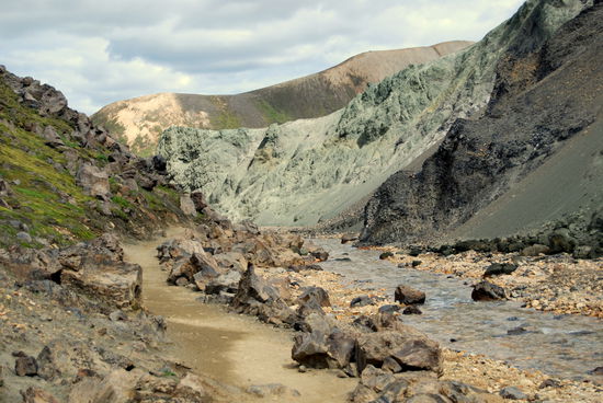 interessant gefärbte Felsen