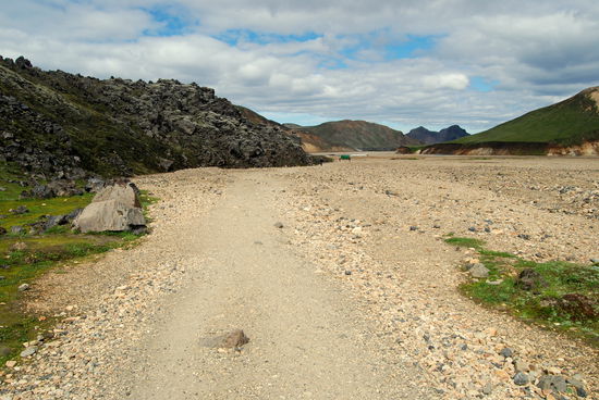 Weg durch das weite Tal zum Campingplatz