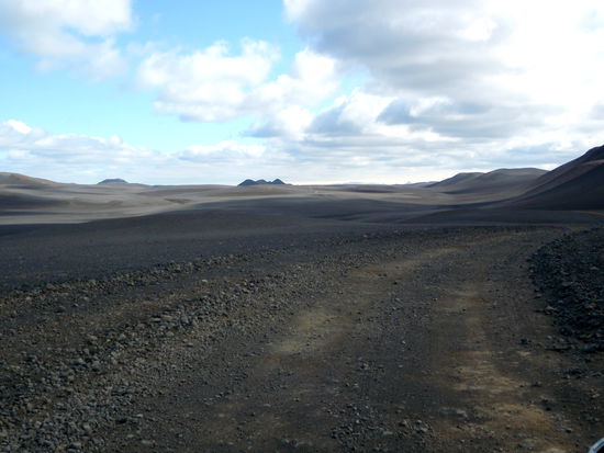 wir verpaßten die Abfahrt und fuhren auf der F228 durch eine tolle Wüstenlandschaft