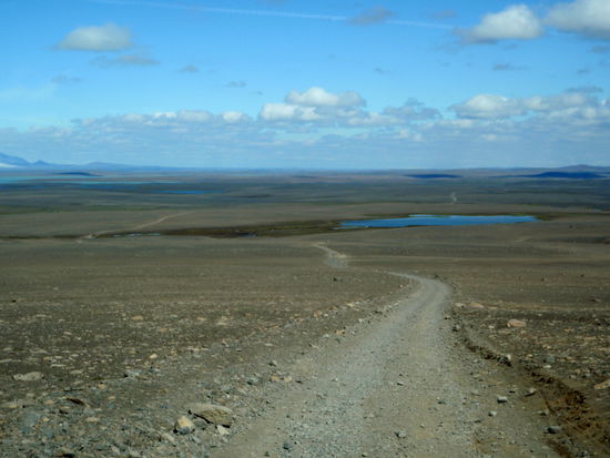 die Straße schlängelte sich