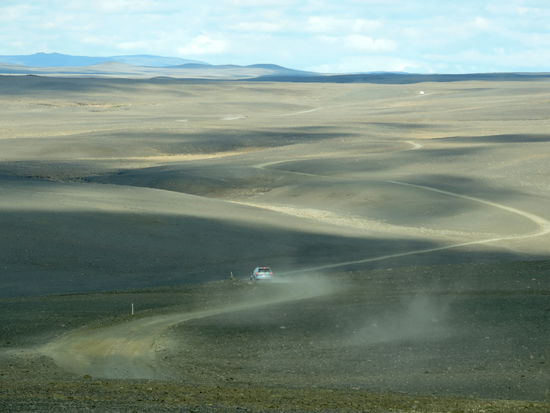 Fahrzeuge wirbelten Staub auf in der dunklen Sandwüste