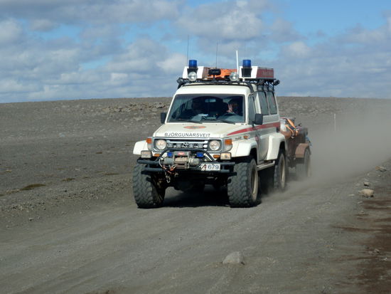 ein Auto des Rettungsdienstes