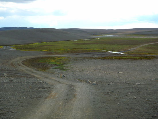 und wieder am Fluß entlang