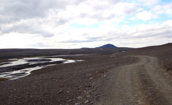 wieder zum mäandernden Fluß hinunter
