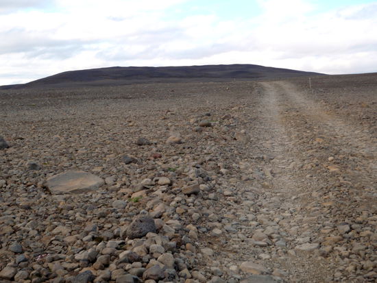 grobe Steine auf der Piste, hier mußten wir schön langsam fahren