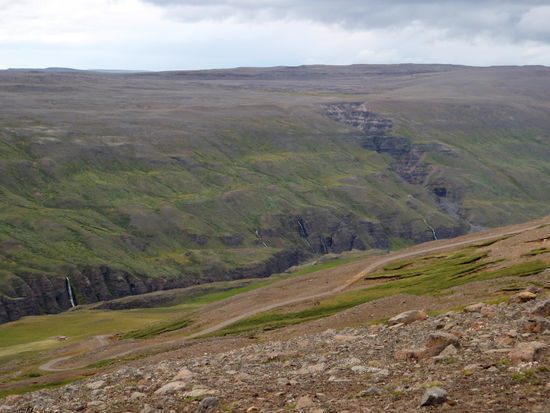 in Serpentinen führte der Weg zur Hofsá hinunter