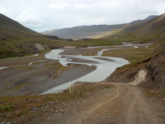 die im Tal mäanderte