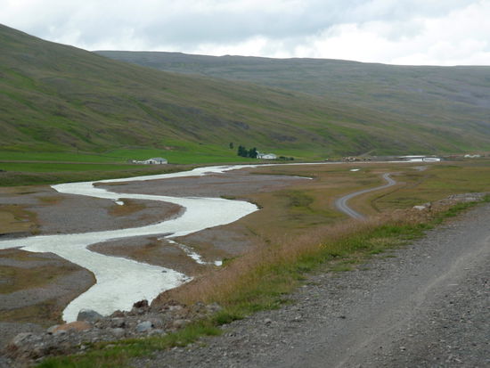 die ersten Häuser am Fluß