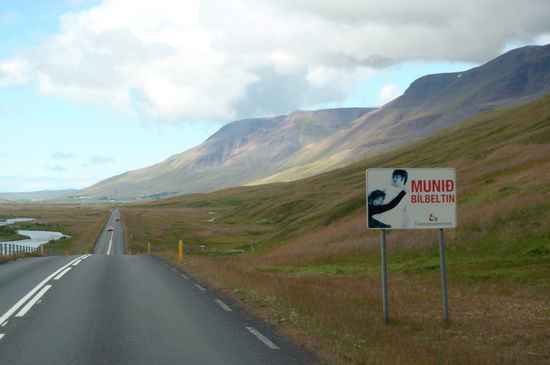 immer wieder sahen wir diese hübschen Tafeln, die uns daran erinnerten, den Sicherheitsgurt anzulegen