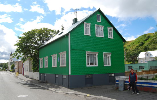 Haus mit Blechverkleidung