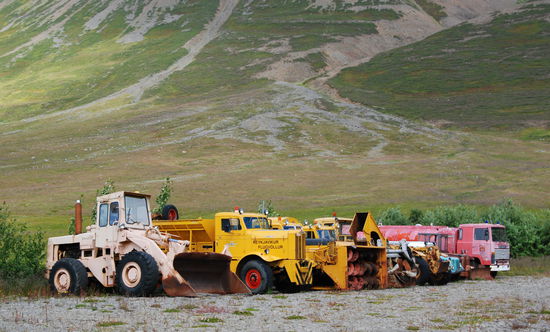 Baumaschinen im Außengelände