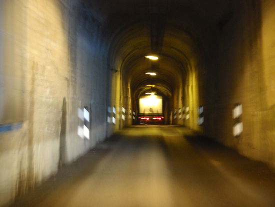 durch den einspurigen Tunnel