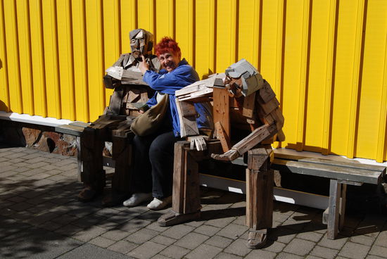 Christa zwischen zwei Holzfiguren