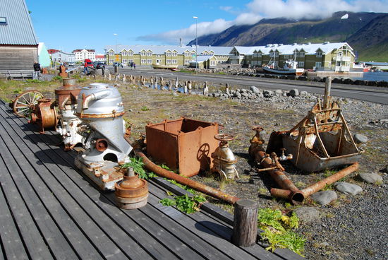 Geräte vor der Fischmehlfabrik
