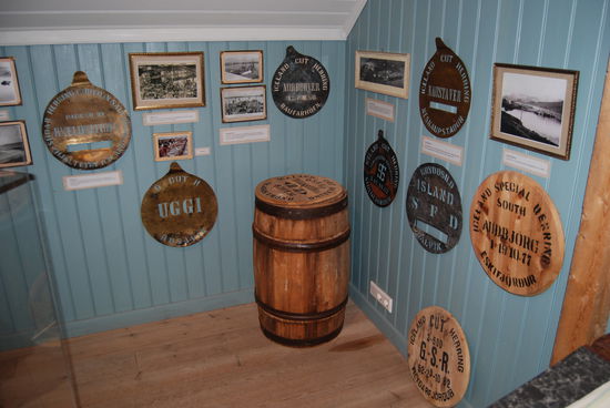 Heringsfaß und Beschriftungsschablonen