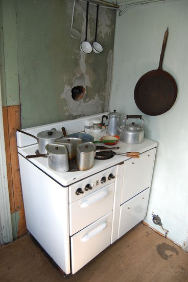 Herd in der Ecke der Küche, beachte den dreigeteilten Topf auf der Platte vorn