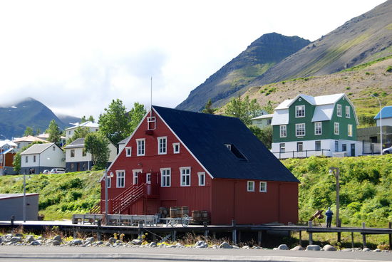 Róaldsbakki vom Hafen aus