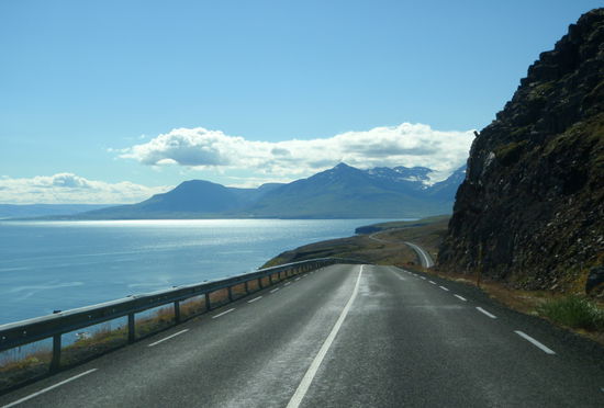die Straße schlängelte sich am Meer entlang