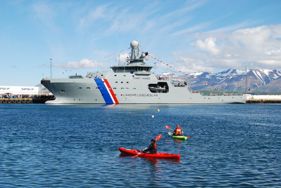 Paddler vor dem Küstenwachschiff þór