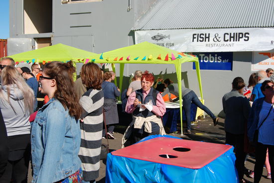 noch mehr zu probieren, vorn einer der großen Abfallbehälter