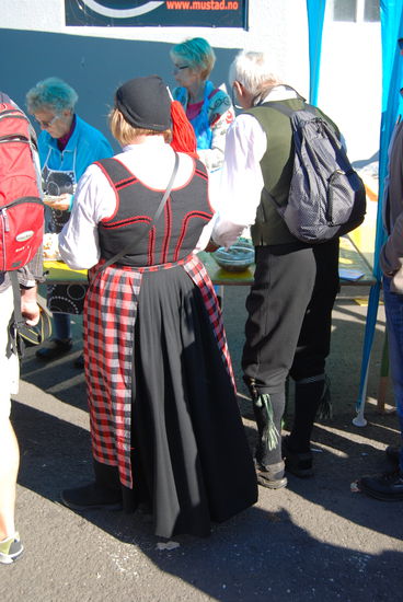 Isländer in Trachten