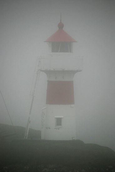 der Leuchtturm von Tórshavn im Nebel