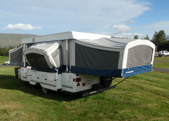 ein typisch isländischer Klappwohnwagen