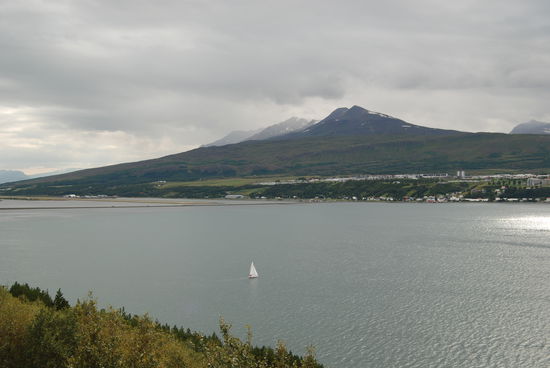 Blick über den Eyjafjörður in Richtung Südwesten
