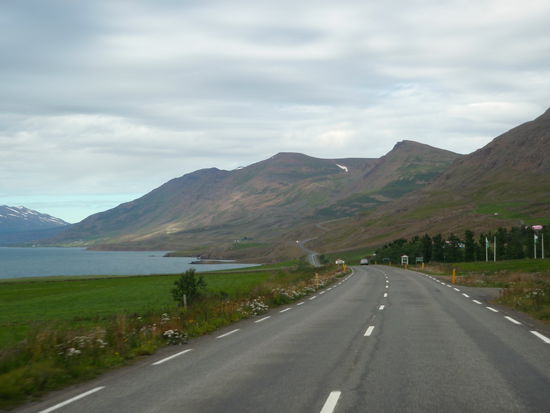 die N1 schlängelte sich den Berg hinauf, wir fuhren am Ufer weiter  zum