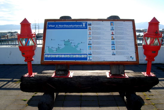 Informationstafel über die Leuchttürme Nordíslands