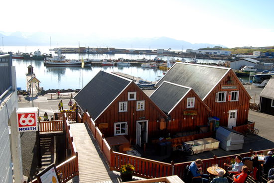 Blick über die Restauranger zum Hafen