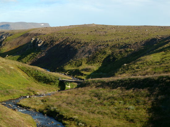 Bach mit alter Brücke, das war wohl früher einmal der Weg