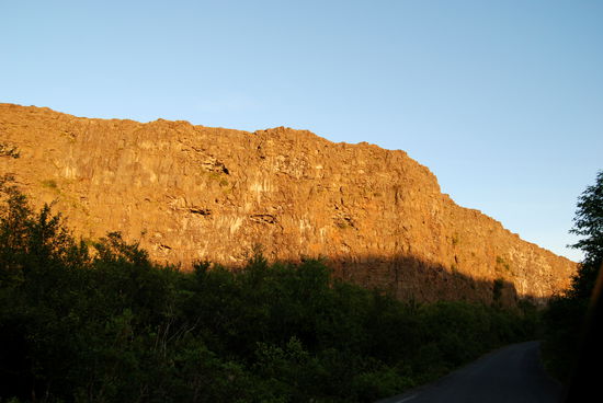 die beleuchteten Basaltwände