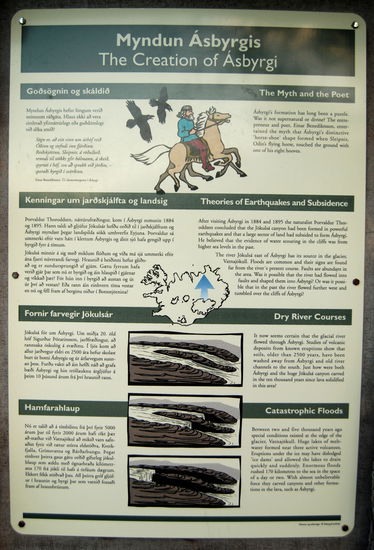 Tafel am Parkplatz: 
oben wird die mythologische Erklärung dargestellt: Ásbyrgi als Hufabdruck von Odins Pferd Sleipnir, 
unten die wahrscheinliche Entstehung durch den Fluß Jökulsá á Fjöllum