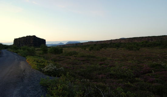 auf der Rückfahrt fuhren wir auf die Insel, Eyjan, zu, der Felsklotz in der Mitte von Ásbyrgi