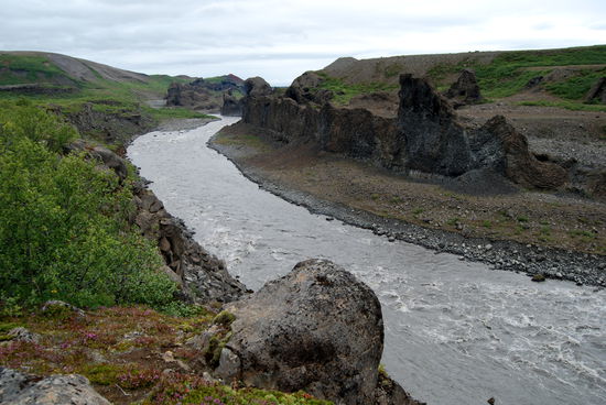 zurück am Fluß entlang