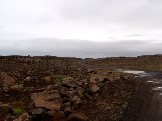 die ruppige F862 in Richtung Süden schlängelte sich durch Steinfelder