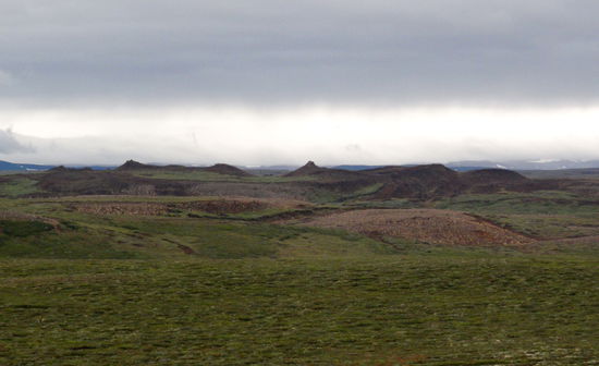 die Berge am Tal der Jökulsá á Fjöllum