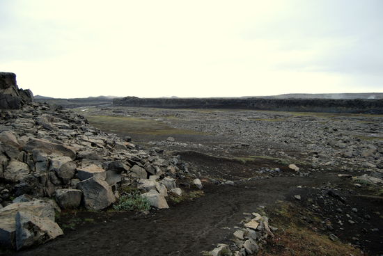 zuerst gingen wir durch ein flaches, steiniges Tal, hier floß wohl einmal der Fluß