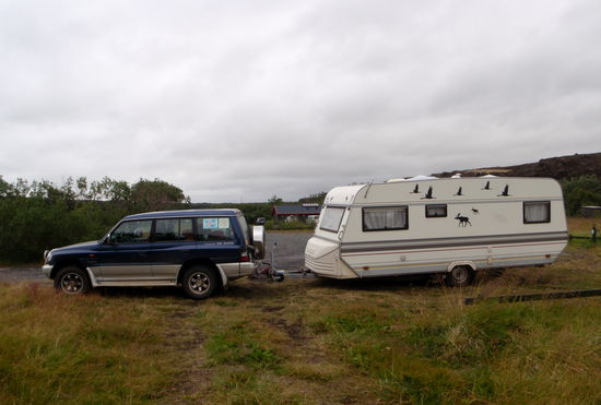 vor unserer Abfahrt vom Campingplatz Ásbyrgi wuschen wir noch das Auto und füllten den Wassertank
