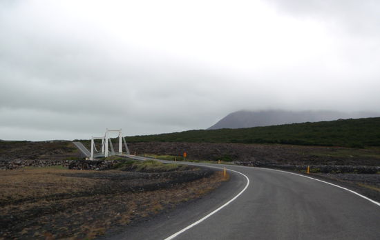 die einspurige Brücke über