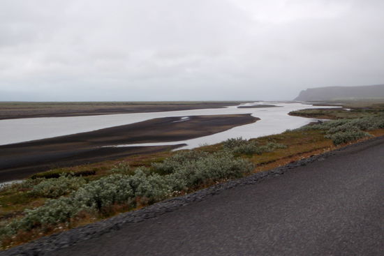 ein Arm der Jökulsá á Fjöllum begleitete die Straße 85