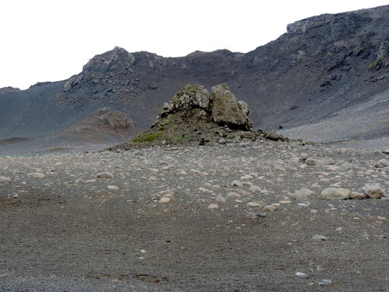schwarzer Sand und Lavabrocken
