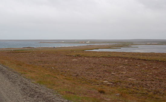 links das Meer und rechts neben der Straße lagen Seen, wohl abgeschnittene Meeresarme