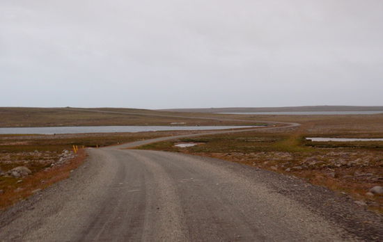 die Sraße schlängelte sich um Meeresarme und Seen