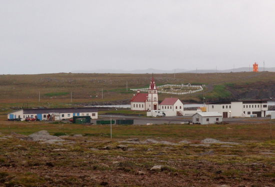 Kirche und Leuchtturm des Ortes