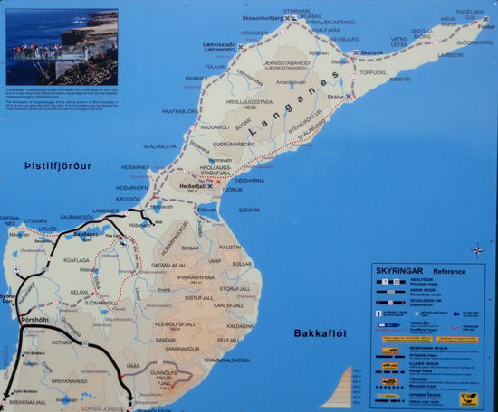 Informationstafel der Halbinsel Langanes, normale Schotterstraße schwarz durchgezogen, Geländewagenstrecke grau gestrichelt